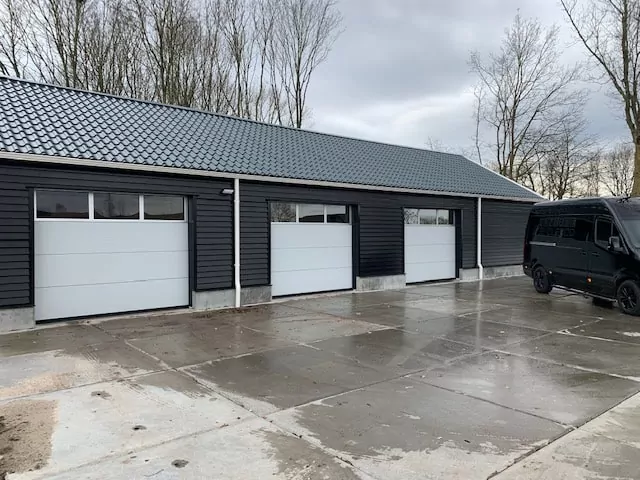 garagedeuren met glas geplaatst in loods